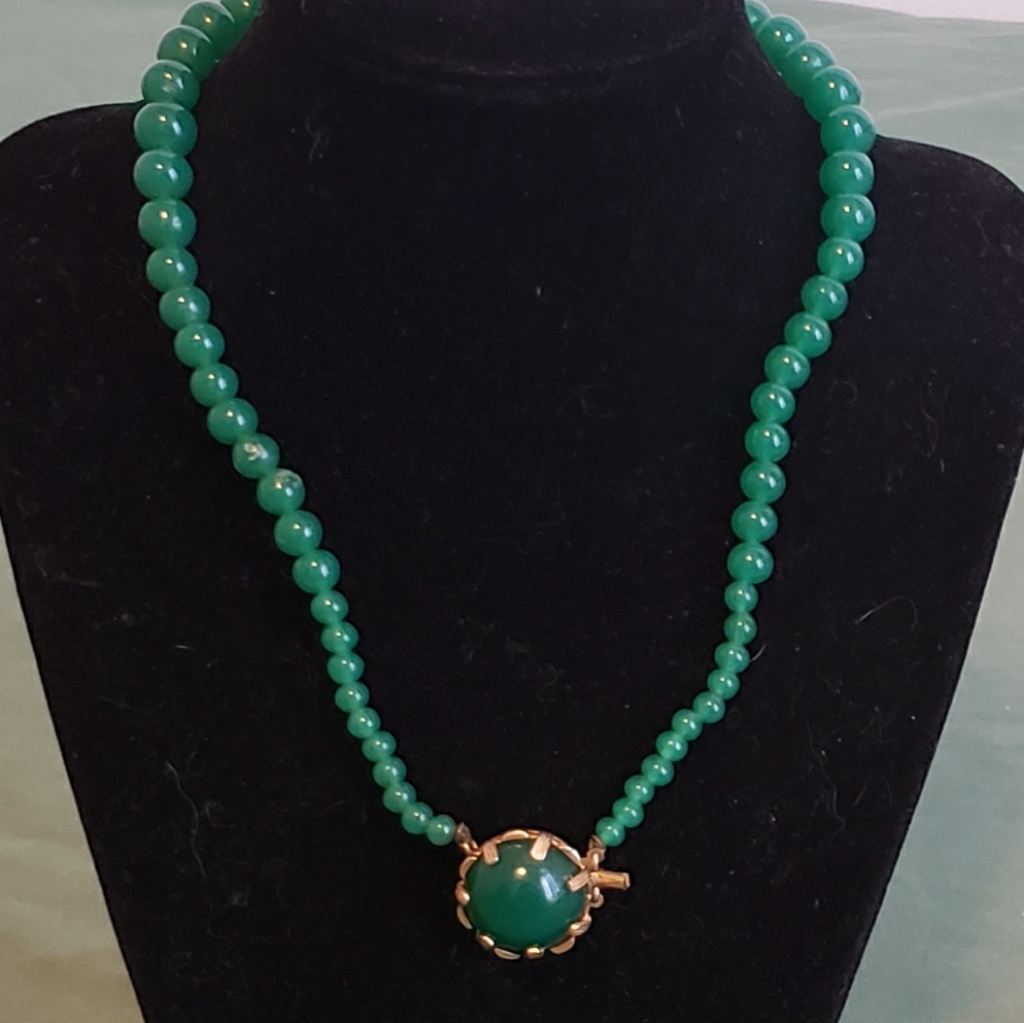 Nettie Rosenstein Vintage Glass Jade Green Necklace Choker